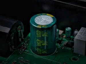 <strong>Dual 4700μF Capacitors</strong>